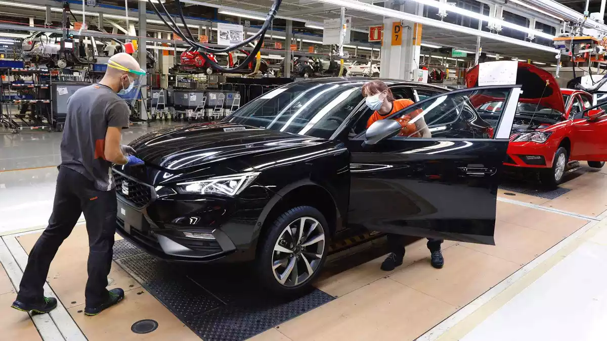 Pla general de la línia de producció del Seat León, a la fàbrica de Martorell,