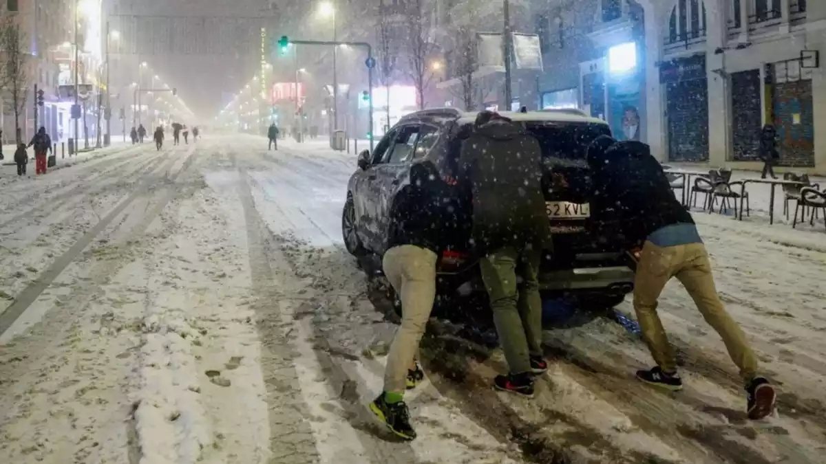 Imatge dels carrers de Madrid sepultats per la nevada històrica