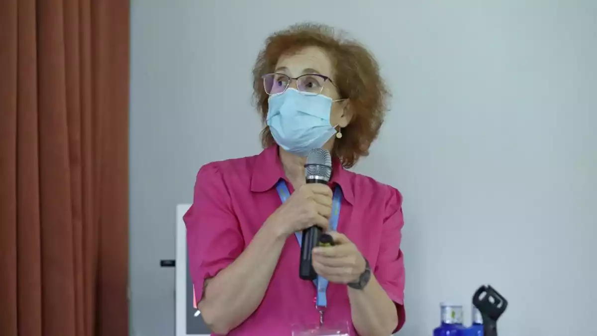 La viròloga Margarita del Val en una conferència amb mascareta