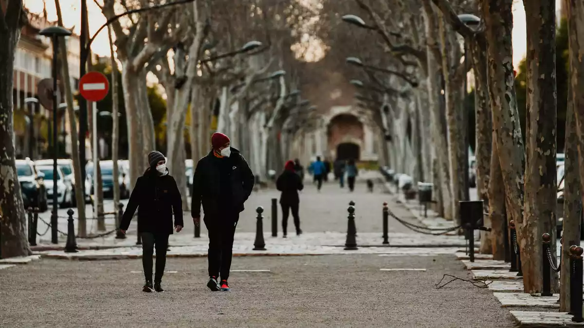 Persones passejant amb mascareta a Reus.