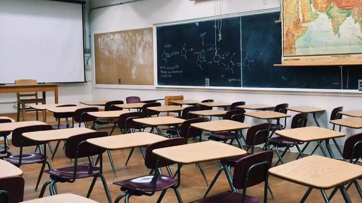 Taules i cadires en una classe buida d'una escola