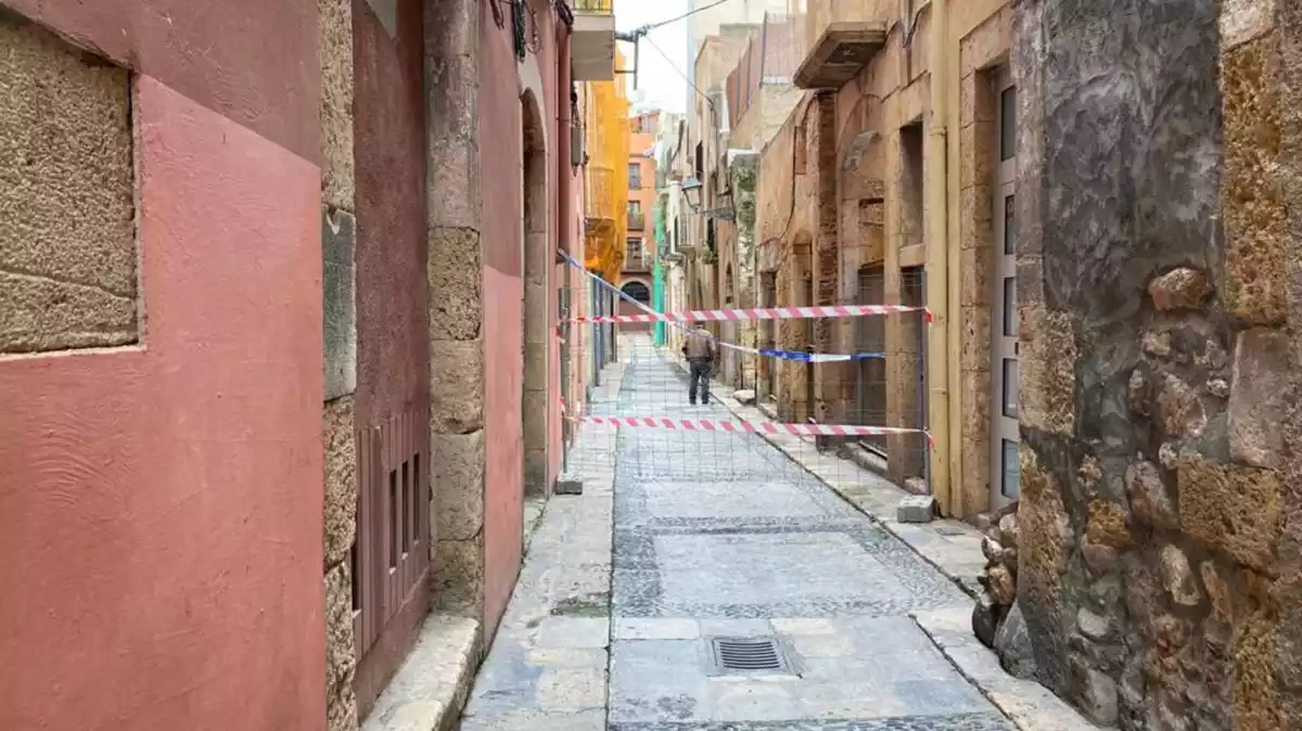 Pla obert del carrer Civaderia de Tarragona, tallat després d'un esfondrament