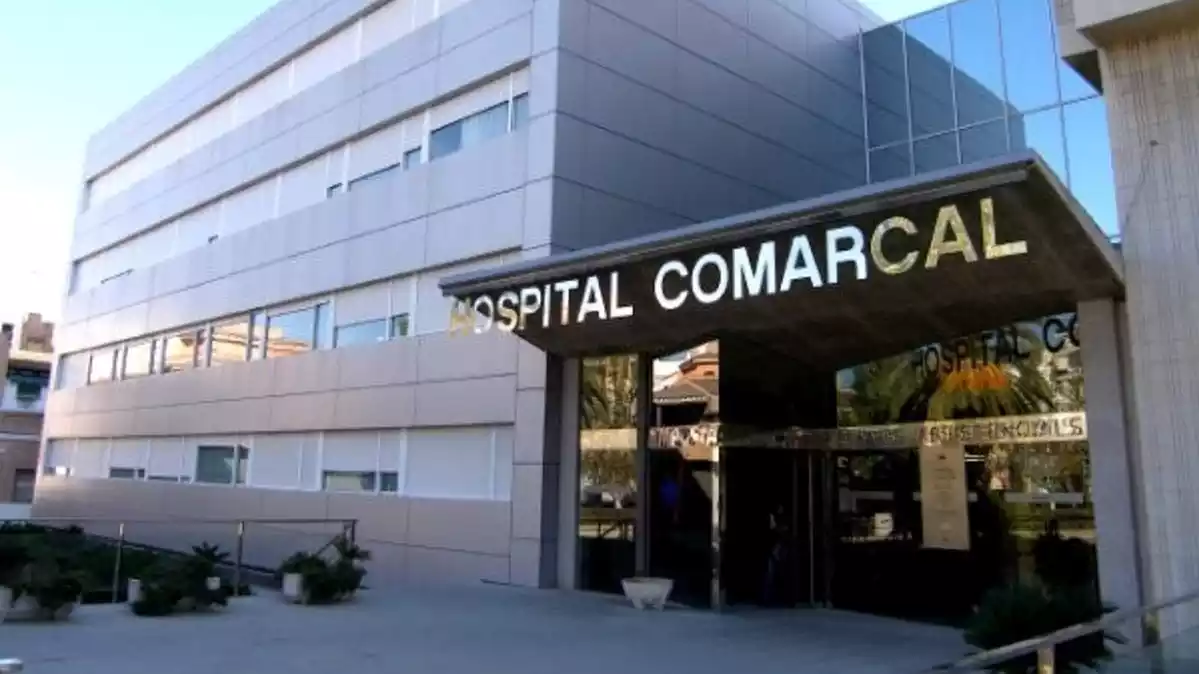 Pla general de la façana principal de l'Hospital Comarcal d'Amposta. Imatge de l'11 de juny del 2020