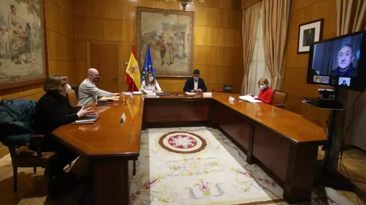 Imatge de la reunió celebrada entre el govern espanyol i els agents socials