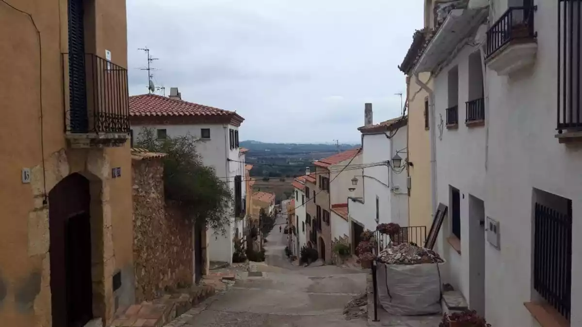 Un carrer del poble de Sant Vicenç de Calders.