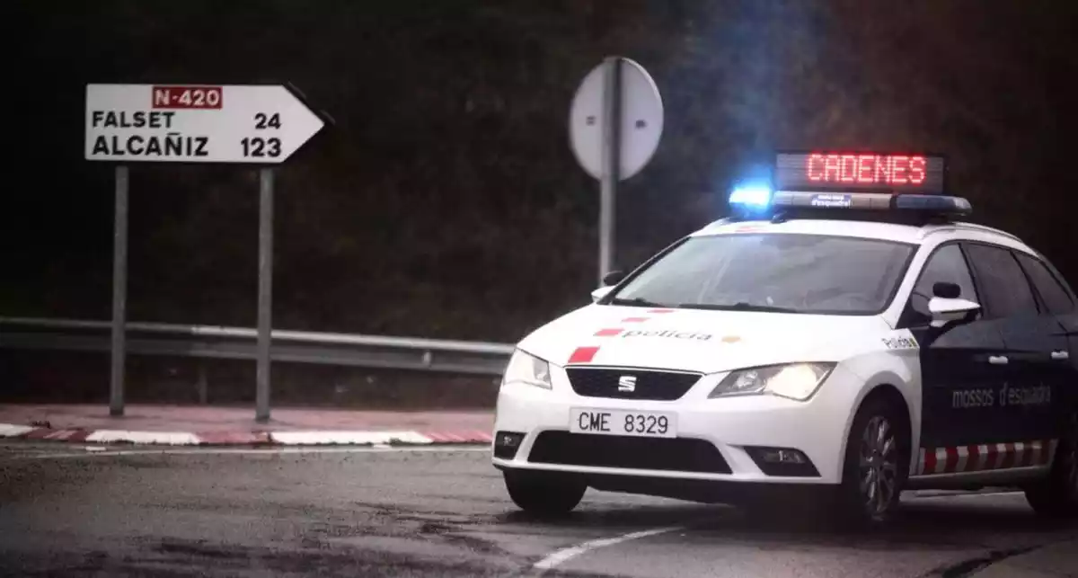 Els Mossos d'Esquadra alertant de la utilització de cadenes per la neu a l'N-420