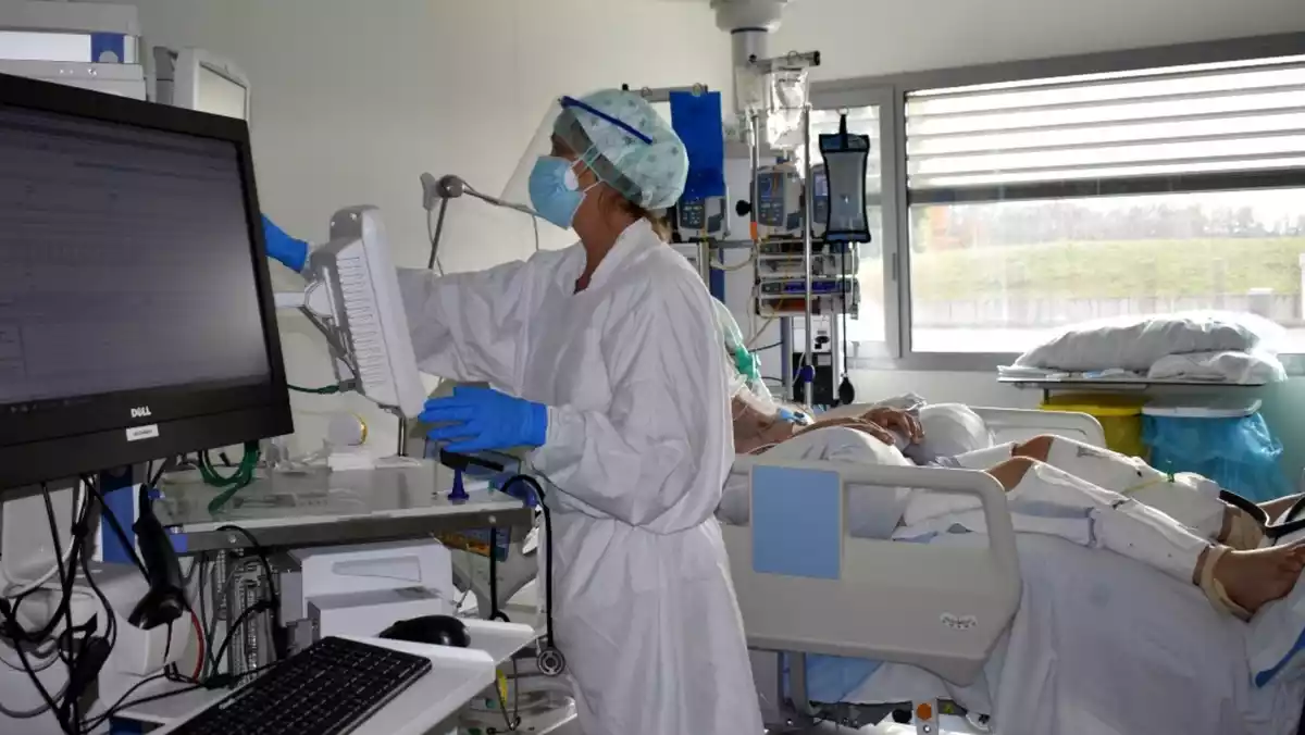 Un dels boxs de l'UCI de l'hospital Santa Caterina de Salt amb un pacient ingressat per coronavirus