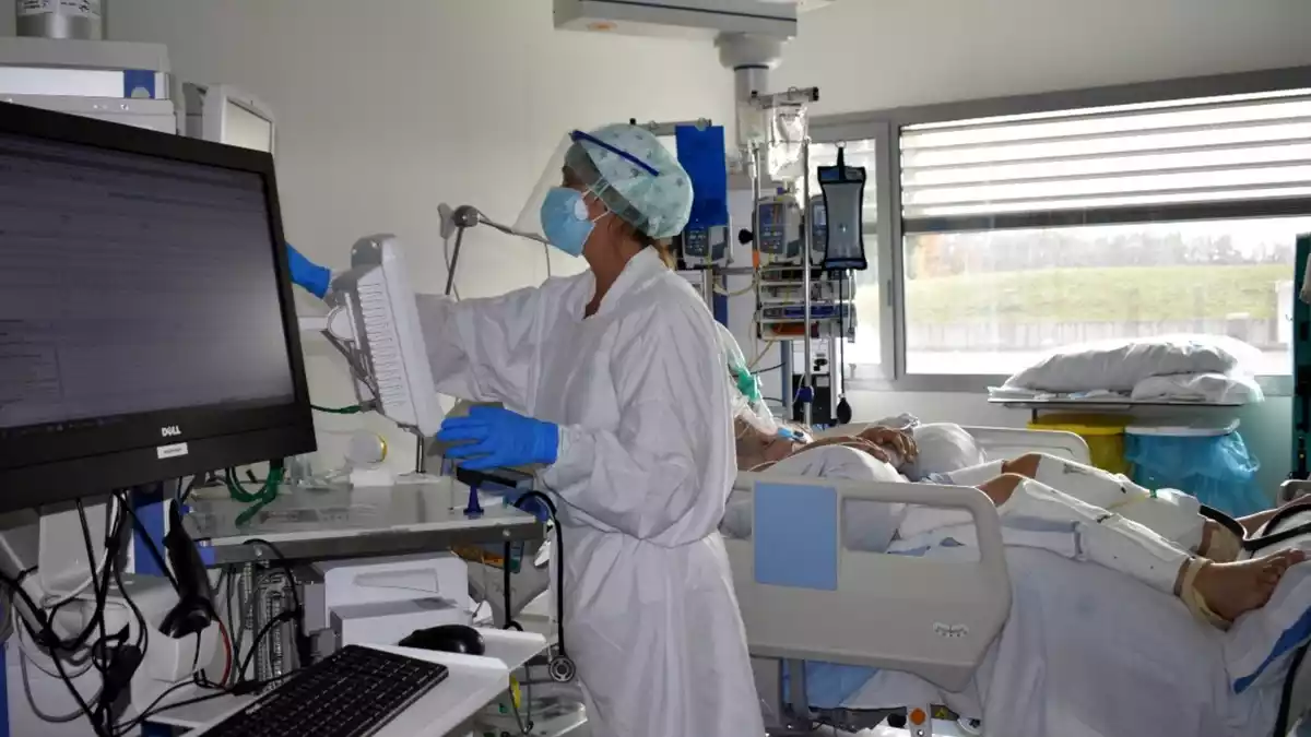 Un dels boxs de l'UCI de l'hospital Santa Caterina de Salt amb un pacient ingressat per coronavirus