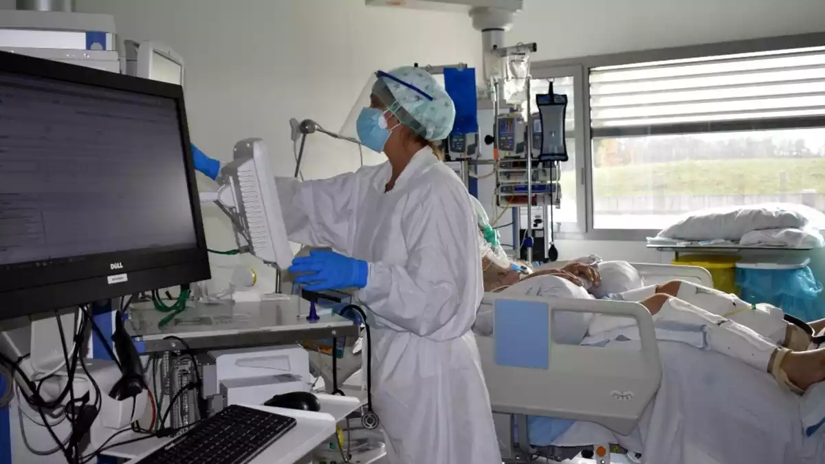 Un dels boxs de l'UCI de l'hospital Santa Caterina de Salt amb un pacient ingressat per coronavirus