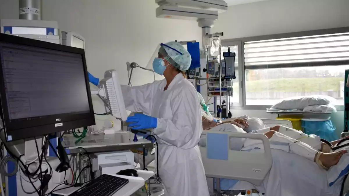 Un dels boxs de l'UCI de l'hospital Santa Caterina de Salt amb un pacient ingressat per coronavirus