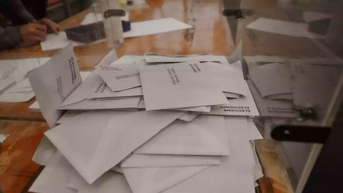 Matí de votacions amb cues a Reus per les eleccions