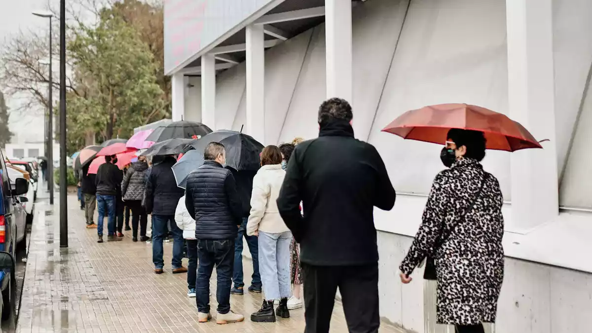 Matí de votacions amb cues a Reus per les eleccions
