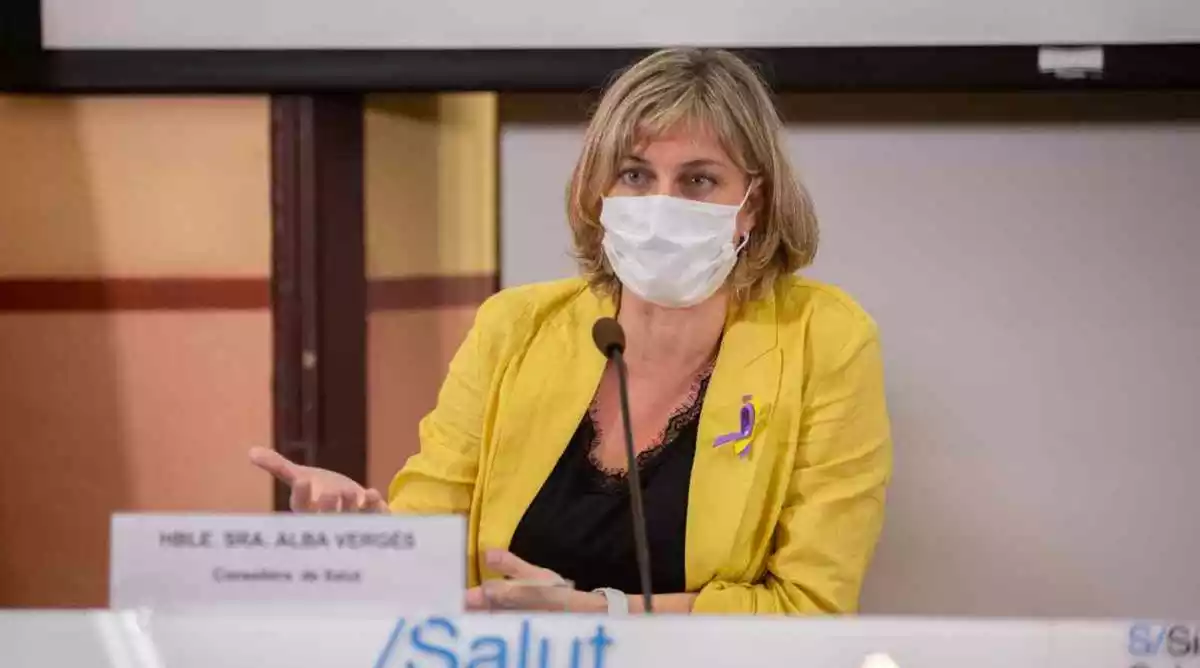 Alba Vergés, la titular en funcions del departament de Salut, en una compareixença de groc