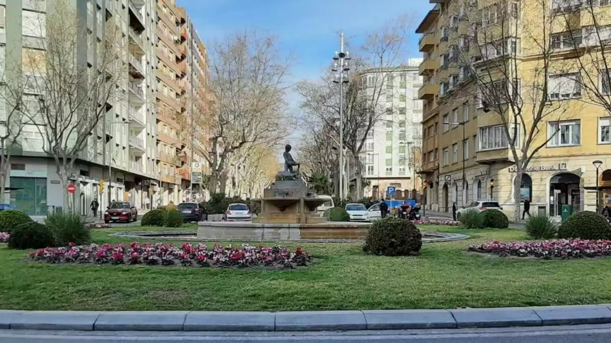 Imatge de la plaça del Nen de les Oques de Reus, amb la font i l'escultura al centre