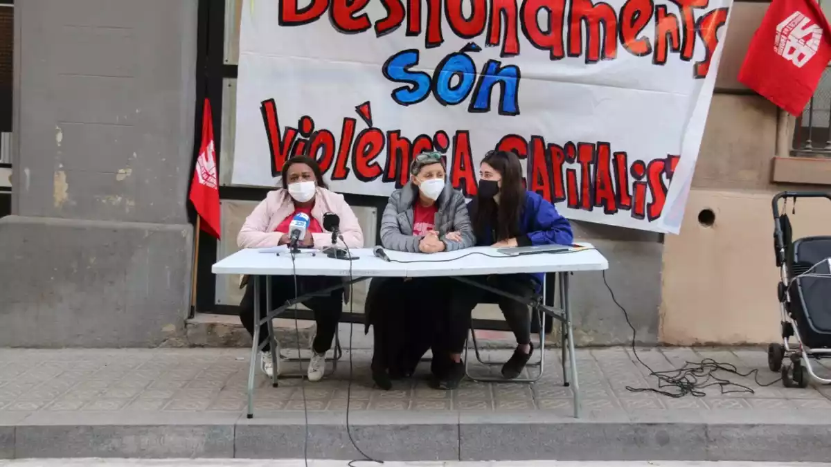 Yanilady i Claudia, abans de demanar solucions als imminents casos de desnonament, al costat de Berta del Sindicat de Barri del Poble Sec