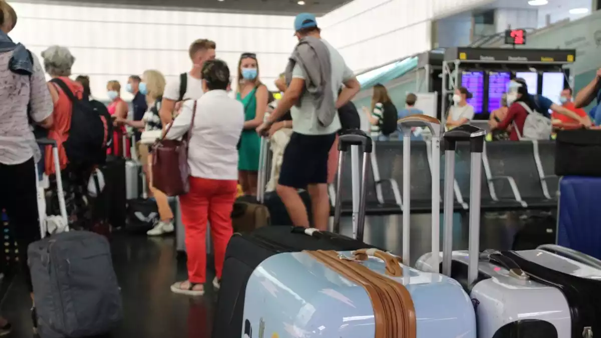 Cua de passatgers esperant per facturar a l'aeroport del Prat