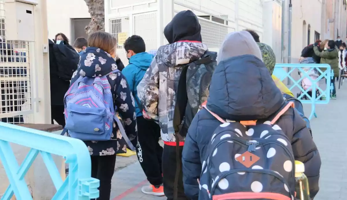 Diversos alumnes entrant a l'escola Sant Pau de Figueres aquest 11 de gener del 2021.