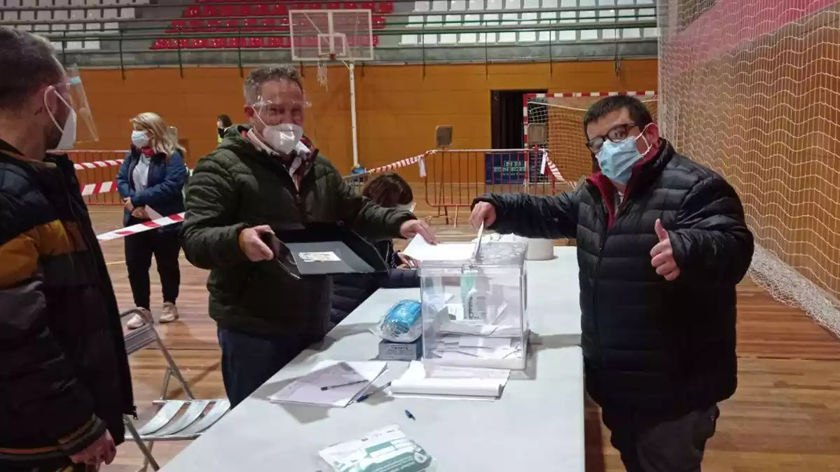 El tarragoní Pau Palau, somrient, vota a les eleccions catalanes del 14-F