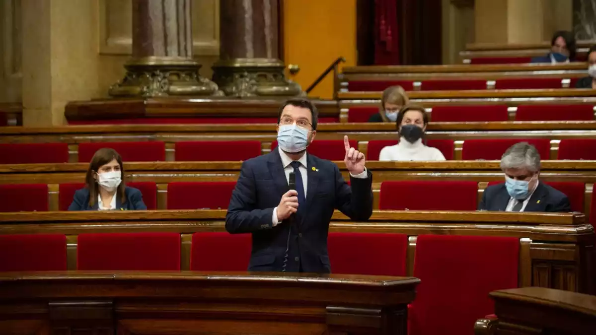 El vicepresident Pere Aragonès al Parlament de Catalunya amb mascareta i diputats al darrere