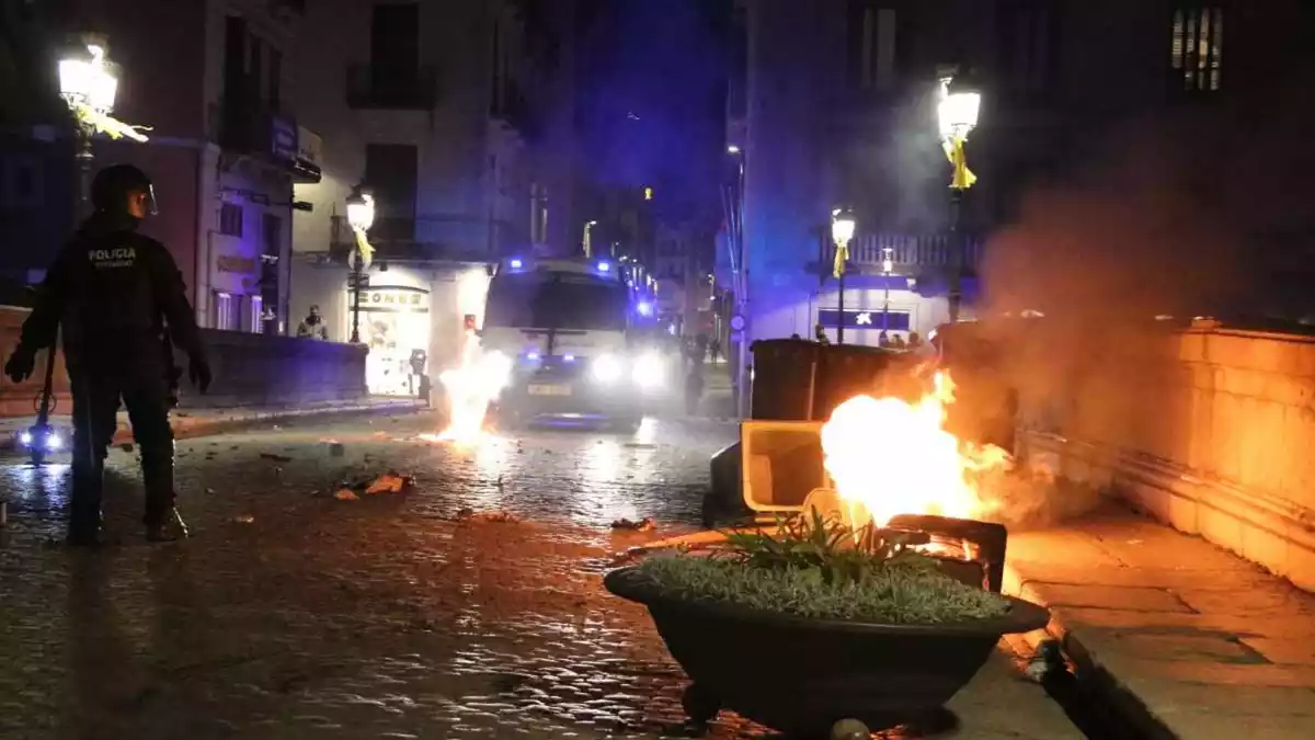 Imatge d'uns aldarulls i una crema de contenidors al Pont Vell de Girona