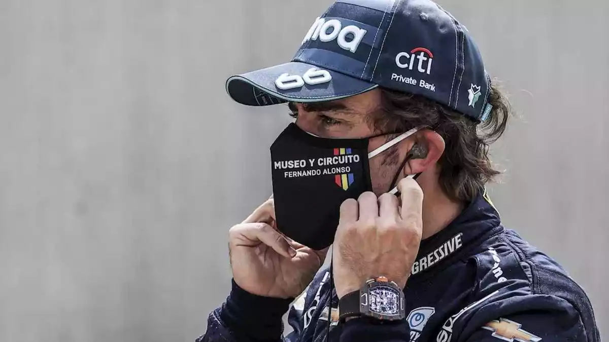 Imatge d'arxiu del pilot asturià Fernando Alonso, amb gorra i mascareta