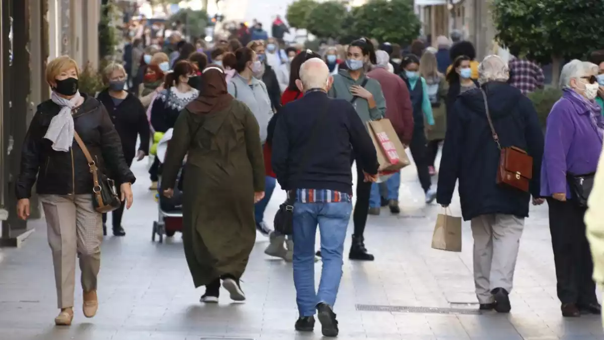 Gent passejant i fent compres al carrer Llovera de Reus