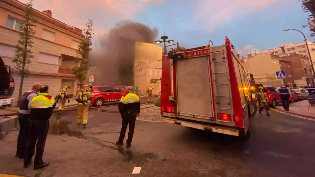 Els serveis d'emergències en l'incendi del carrer Jacint Verdaguer de Reus