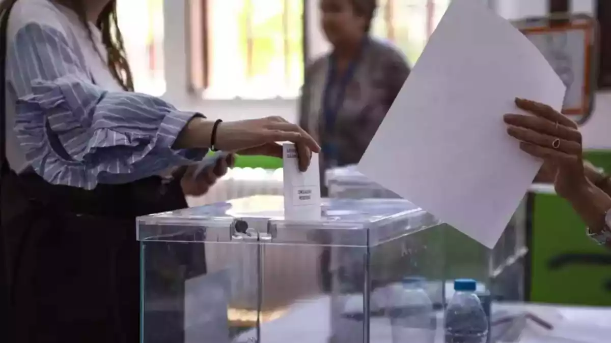 Imatge d'arxiu d'una persona dipositant el seu vot en una urna a les eleccions