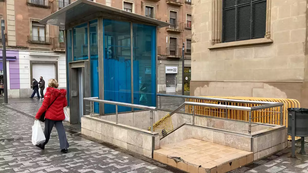 Imatge de les escales d'accés a l'aparcament de la plaça Corsini