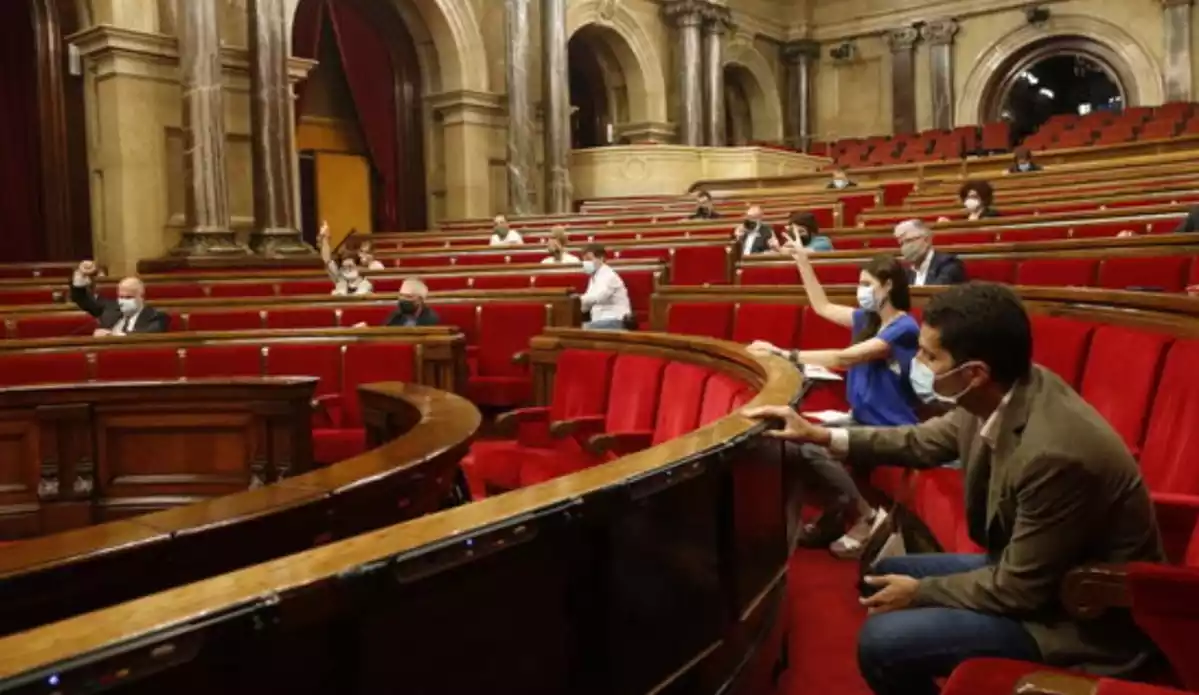 Imatge del Parlament de Catalunya amb diversos diputats asseguts als seus seients