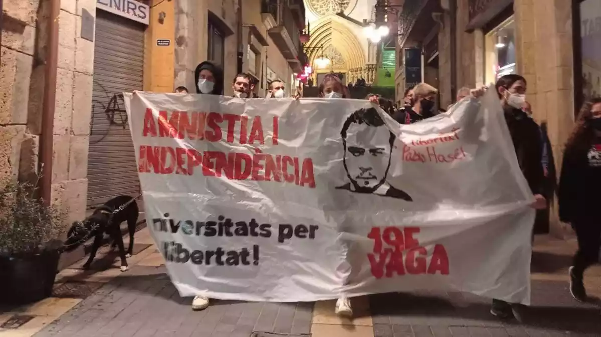 Imatge dels manifestants al carrer Major de Tarragona