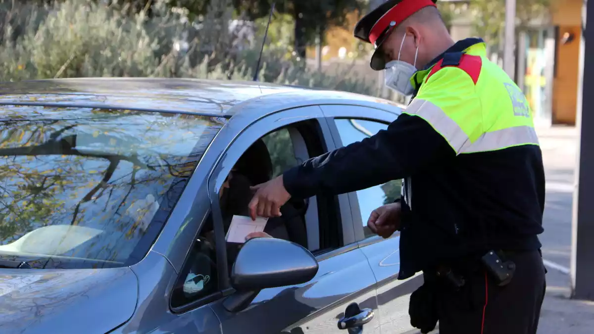 Pla tancat d'un agent dels Mossos d'Esquadra demanat la documentació a una conductora