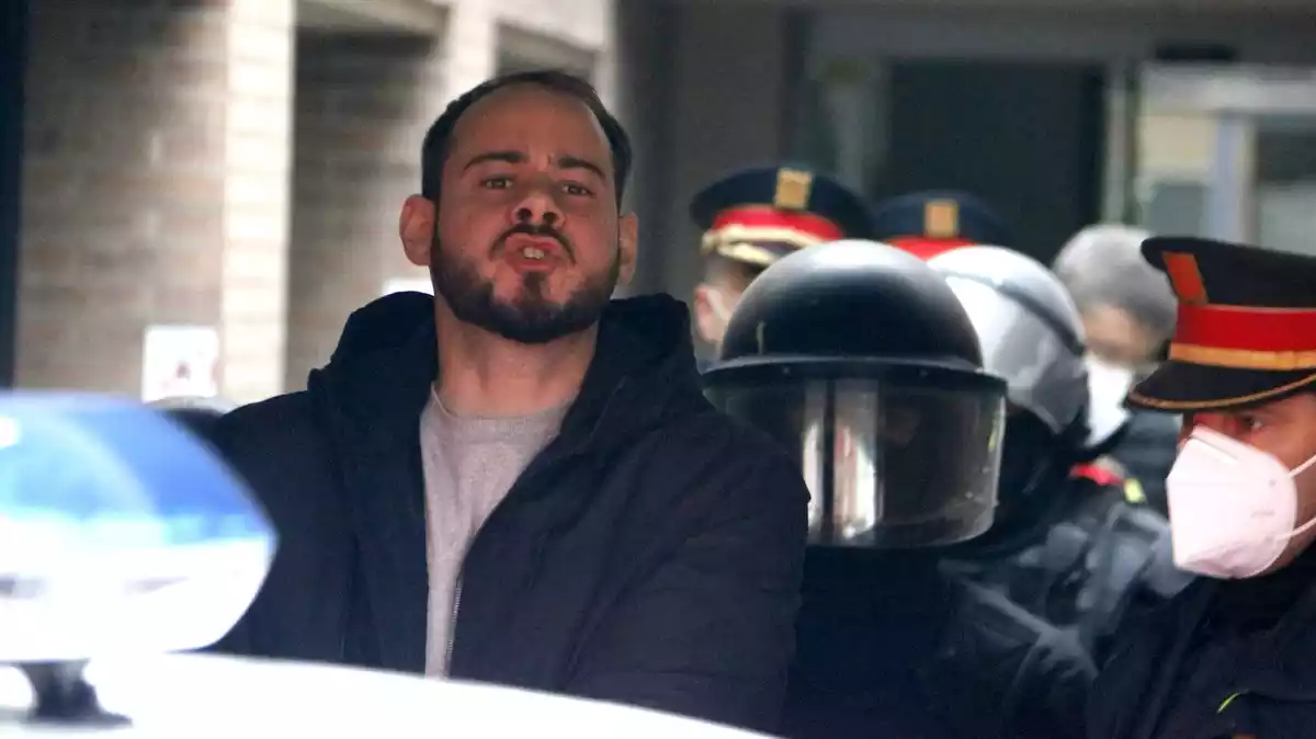 Pla curt on es pot veure al raper Pablo Hasel conduït pels Mossos d'Esquadra al cotxe policial després de la seva detenció