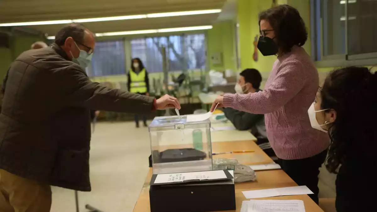 Un veí de Tarragona, exercint el seu dret a vot aquest diumenge, 14 de febrer