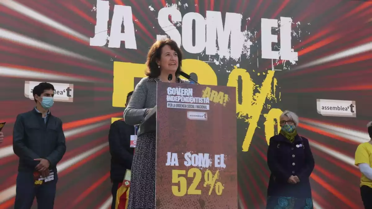 La presidenta de l'ANC, Elisenda Paluzie, durant la seva intervenció a la manifestació de plaça Catalunya, el 28 de febrer del 2021