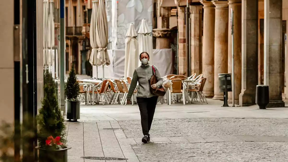 Una veïna de Reus camina sola per un carrer de la ciutat