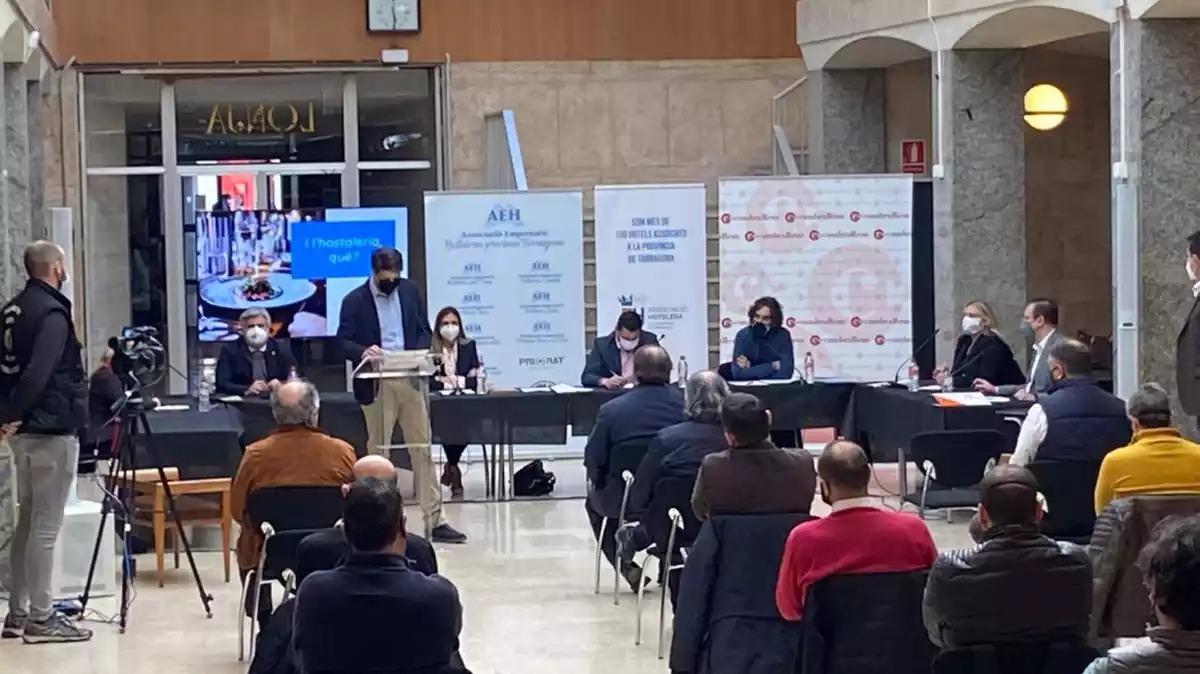 Imatge de la trobada de l'AEHT, a la Cambra de Comerç de Reus, amb els candidats per Tarragona