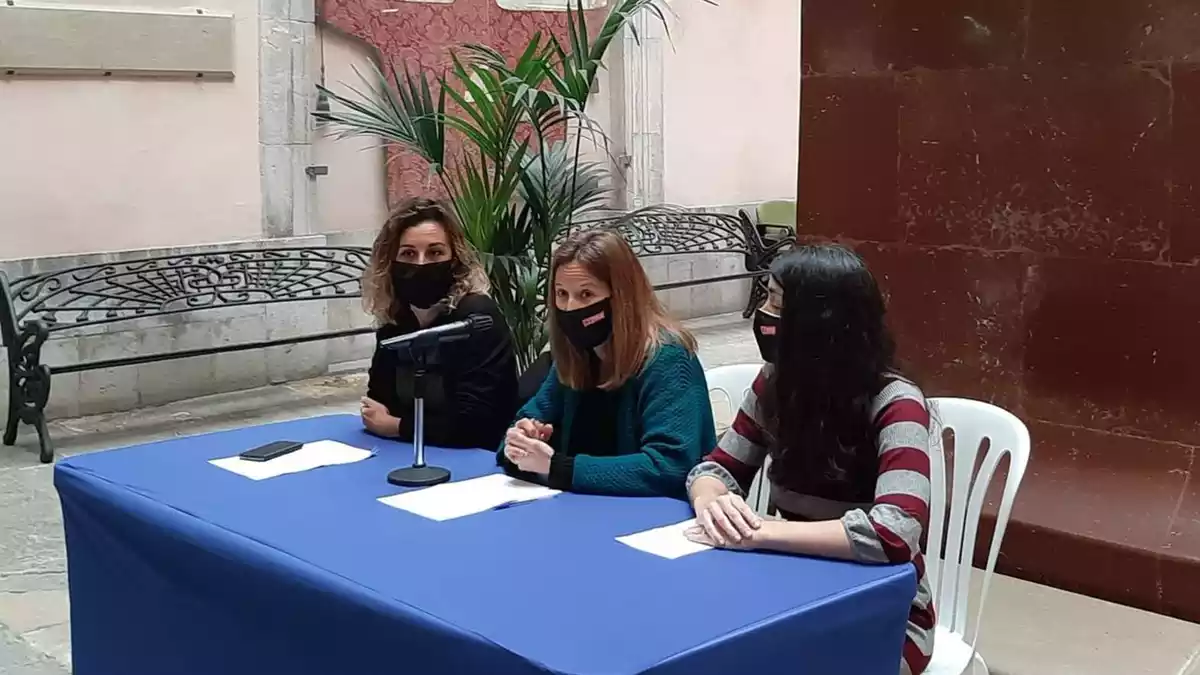 Laia Estrada, Inés Solé i Eva Miguel, durant la roda de premsa de la CUP aquest dijous, 25 de febrer