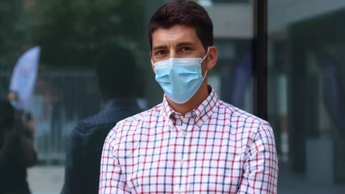 L'epidemiòleg Oriol MItjà amb mascareta davant de la seu d'Eurecat