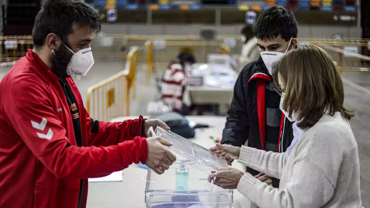 Les imatges del matí de les eleccions de la pandèmia del 14-F a Tarragona