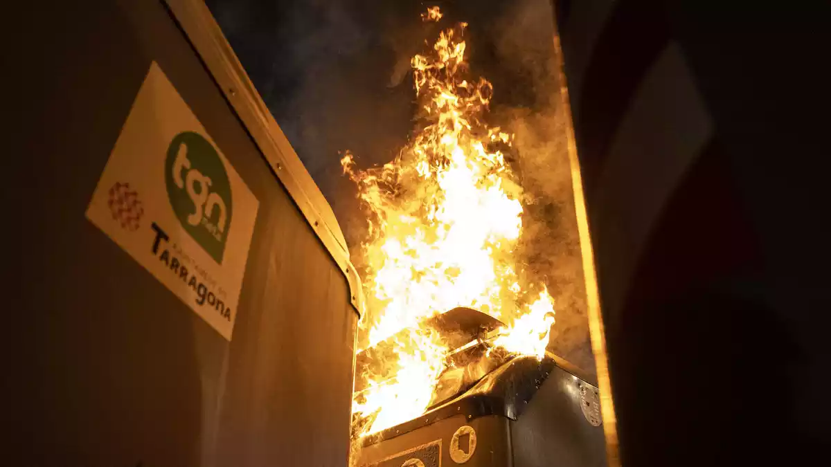 Les imatges d’una nova jornada de protestes a Tarragona per l’empresonament de Pablo Hásel