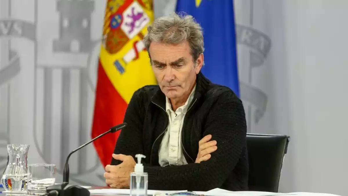 L'expert Fernando Simón durant una roda de premsa amb les banderes d'Espanya i de la Unió Europea darrere