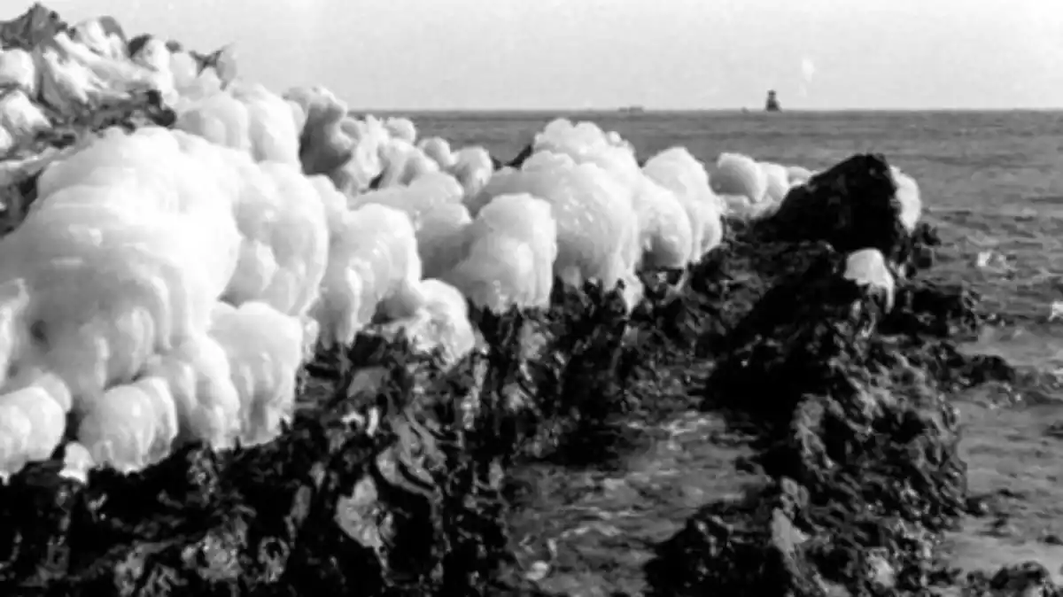 Imatge d'unes roques glaçades amb les onades a la Costa Brava