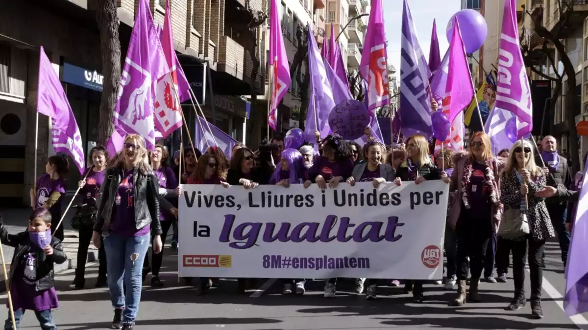 Pla obert de la capçalera de la manifestació convocada per la UGT i CCOO a Tarragona el Dia de la Dona l'any 2020