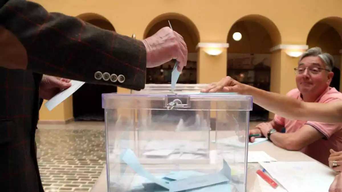 Pla tancat d'una urna en el moment en què ha votat un elector en un dels col·legis electorals de la ciutat de Tarragona