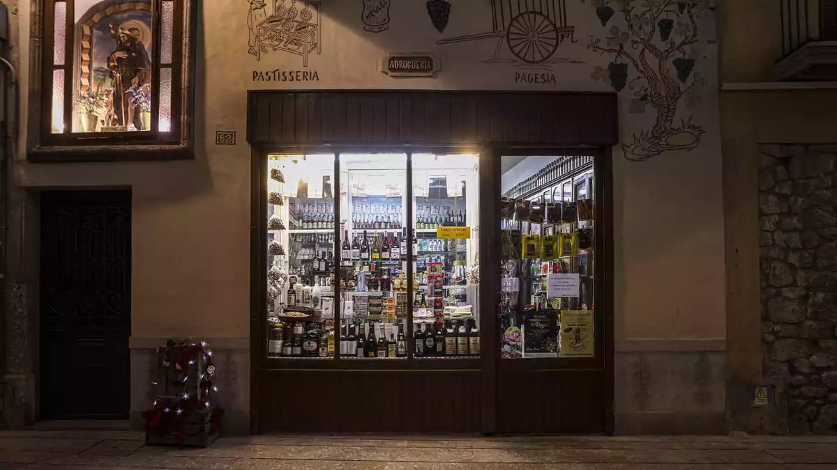 Montblanc s'il·lumina amb els comerços i l'ambient nadalenc