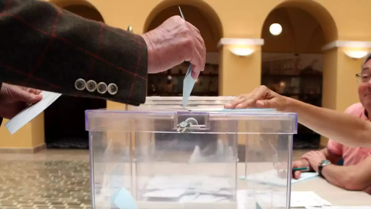 Pla tancat d'una urna en un col·legi electoral de la ciutat de Tarragona