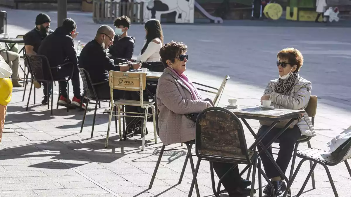 La gent torna a les terrasses el primer dia de desescalada a Tarragona