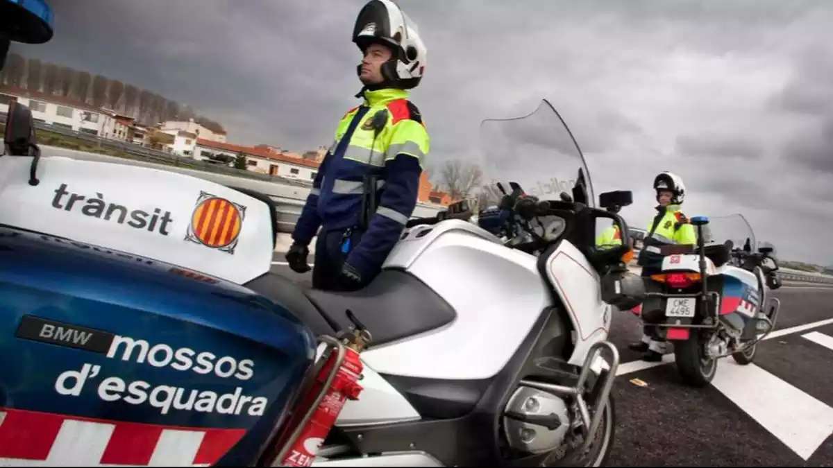 Una patrulla de motoristes dels Mossos d'Esquadra de trànsit en una carretera