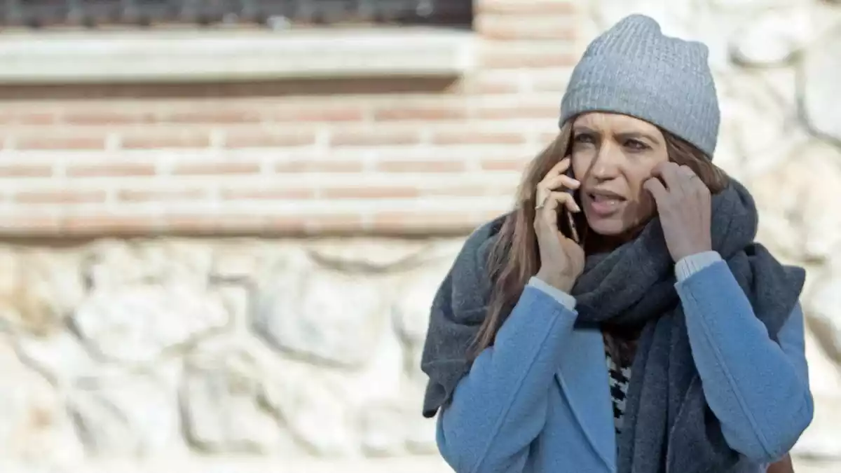 Sara Carbonero amb gorro i bufanda parlant per telèfon al carrer